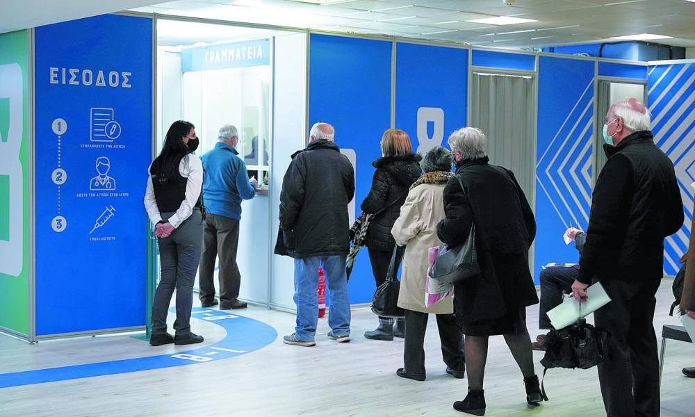 Τρέχουν να εμβολιαστούν οι πολίτες ενόψει των Χριστουγέννων